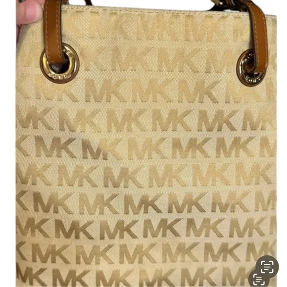 Michael Kors Jet Set Tote - Picture 5 of 11